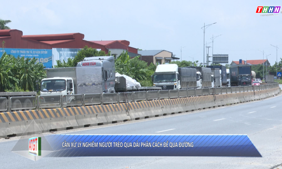 ATGT: Cần xử lý nghiêm người trèo qua dải phân cách để qua đường