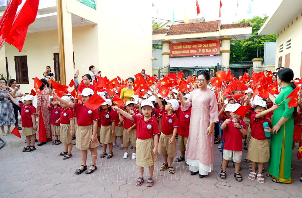 Các học sinh lớp 1 Trường tiểu học Minh Khai hân hoan trong ngày khai trường.