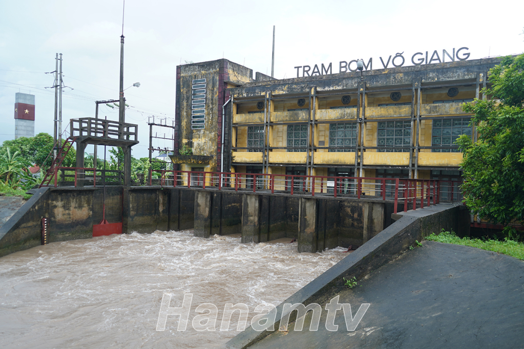 Trạm bơm Võ Giang tại xã Thanh Thủy, huyện Thanh Liêm đang vận hành bơm tiêu úng.