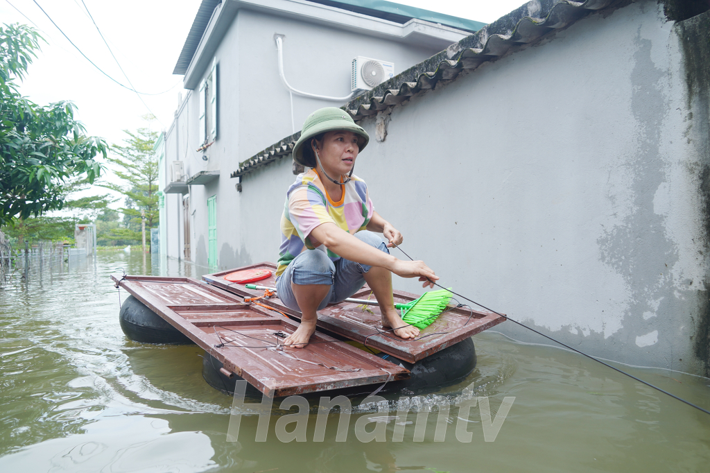 Người dân thôn Trung Hiếu Hạ, xã Thanh Hải, huyện Thanh Liêm di chuyển trong thôn bằng xuồng tự chế do mực nước vẫn còn ngập sâu.