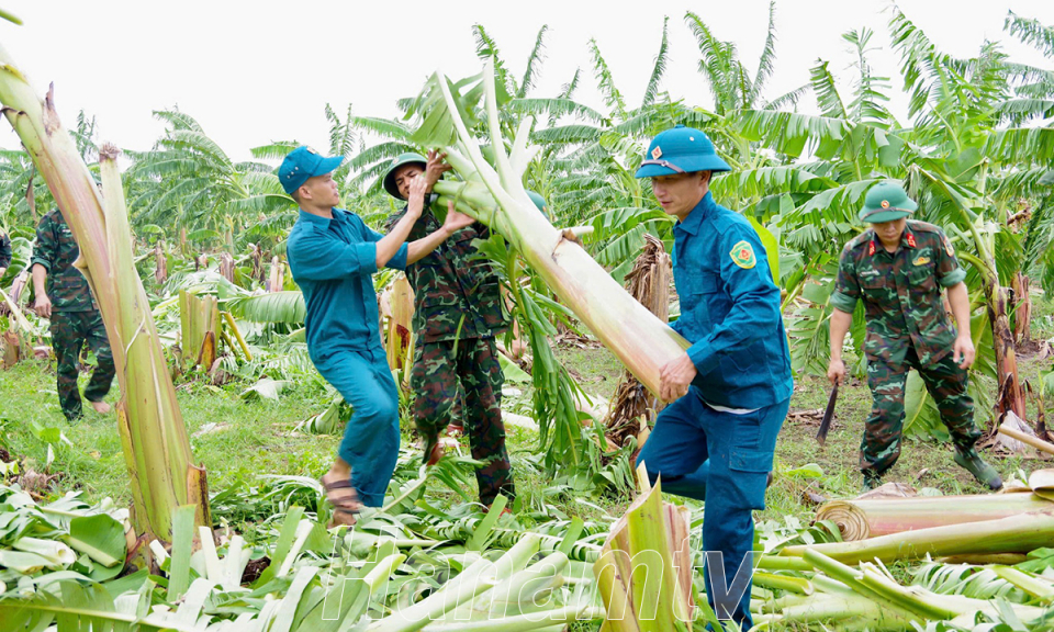 Cán bộ chiến sỹ quân đội giúp nhân dân khắc phục hậu quả cơn bão số 3