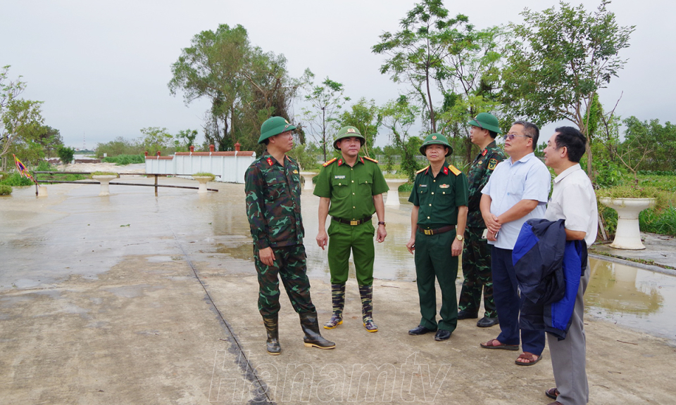 Chỉ huy trưởng Bộ CHQS tỉnh kiểm tra công tác giúp nhân dân khắc phục sự cố sau cơn bão số 3