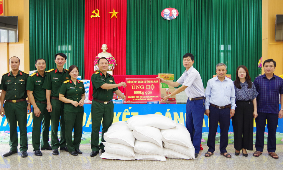 Bộ CHQS tỉnh trao 2 tấn gạo ủng hộ nhân dân bị ảnh hưởng của mưa lũ