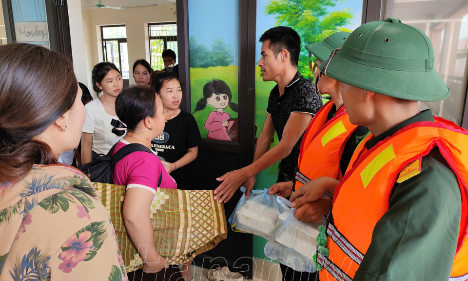 200 suất cơm được các chiến sỹ quân đội tự tay nấu và chuyển đến cho nhân dân vùng ngập lụt Kiện Khê
