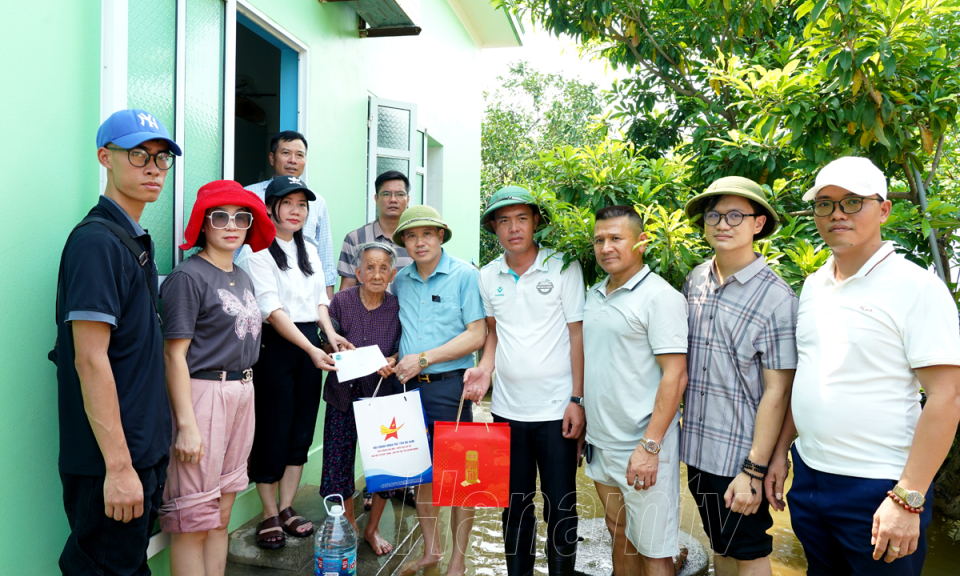 Hội Doanh nhân trẻ Hà Nam trao 200 suất quà, hỗ trợ nhân dân vùng ngập lụt do mưa lũ