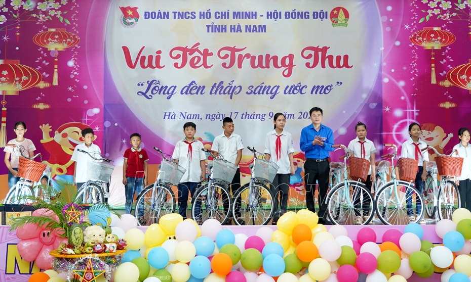 Tỉnh đoàn Hà Nam tặng quà cho trẻ em có hoàn cảnh khó khăn nhân dịp Tết Trung thu 2024