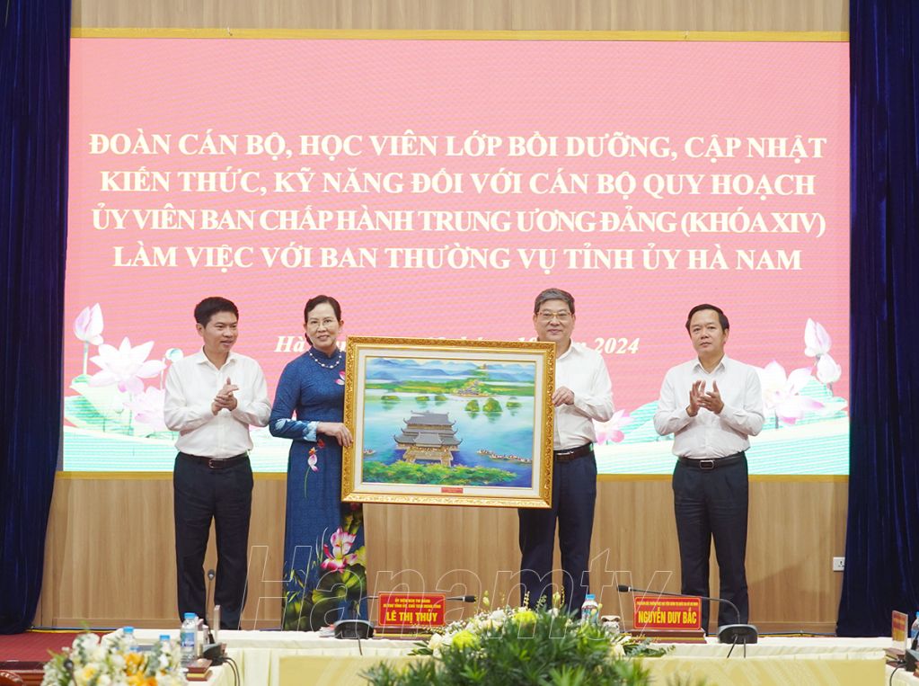Tỉnh Hà Nam tặng Đoàn đại biểu bức tranh Khu du lịch quốc gia Tam Chúc.