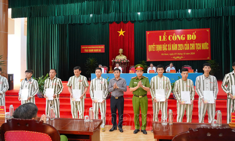 Trại giam Nam Hà: Công bố quyết định đặc xá của Chủ tịch nước cho 46 phạm nhân