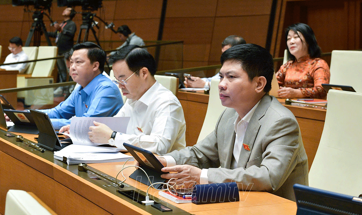 Đoàn ĐBQH tỉnh Hà Nam dự phiên thảo luận tại hội trường về dự án Luật Đầu tư công.