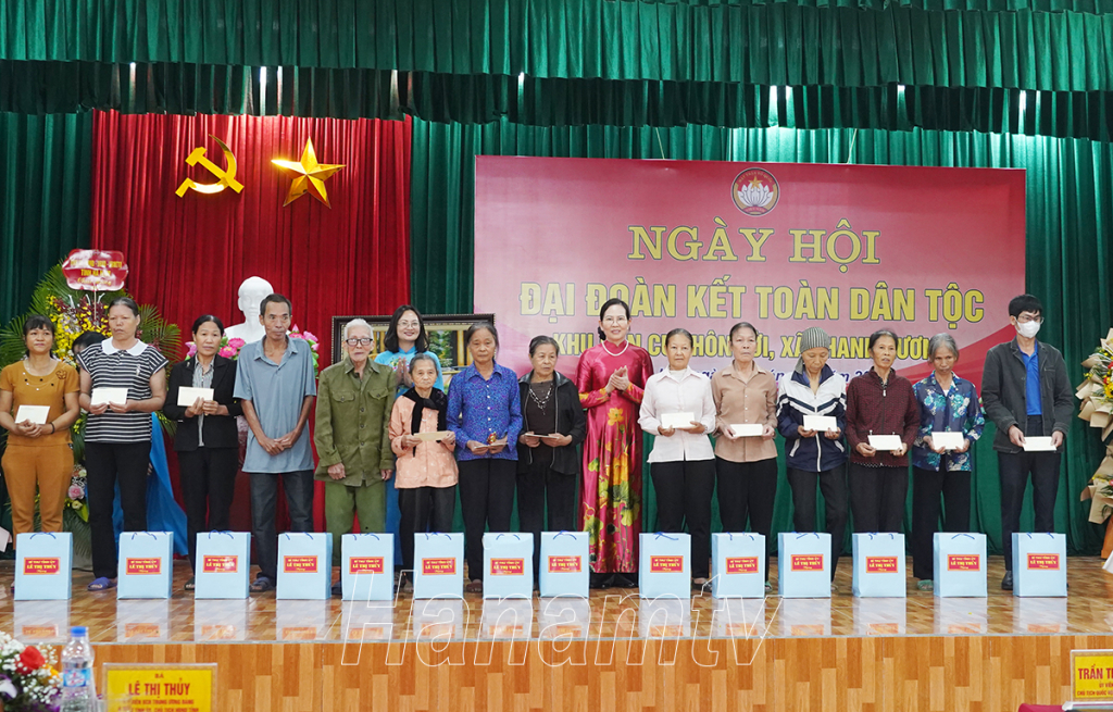 Đồng chí Bí thư Tỉnh ủy trao tặng 15 suất quà