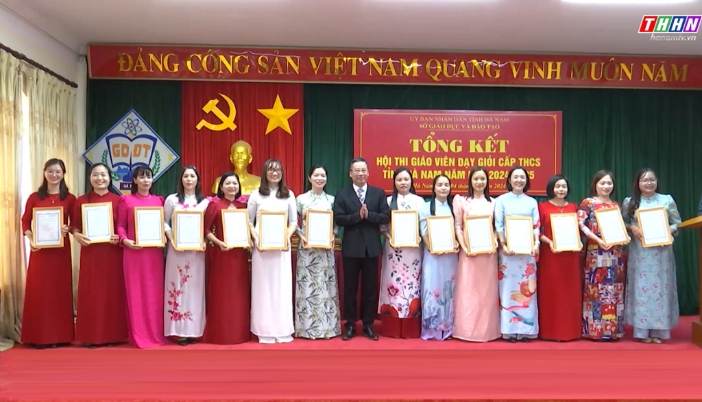 Lãnh đạo Sở GD-ĐT trao danh hiệu Giáo viên dạy giỏi cho các giáo viên