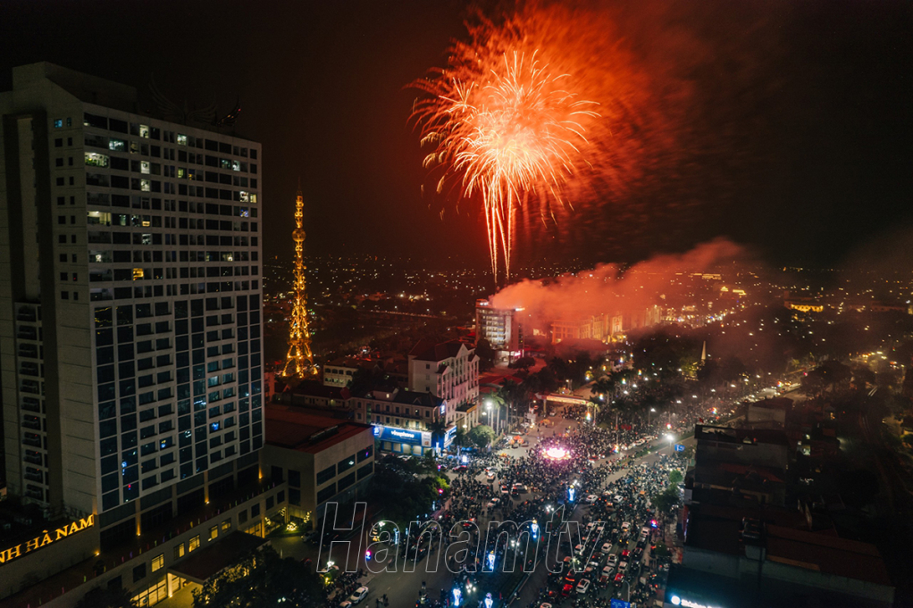 Màn pháo hoa rực rỡ chào Xuân Giáp Thìn 2024 tại Thành phố Phủ Lý.