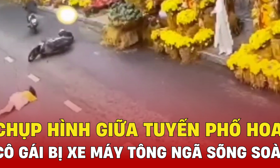TTXH: Chụp hình giữa tuyến phố hoa cô gái bị xe máy tông ngã sõng soài