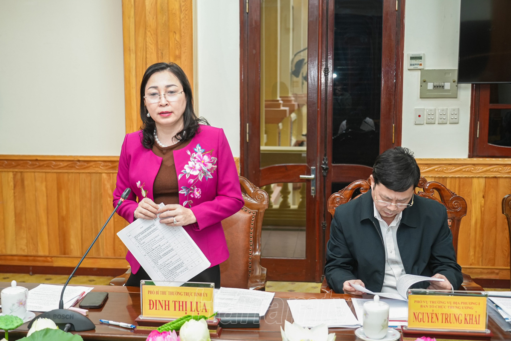 Đồng chí Phó Bí thư Thường trực Tỉnh ủy Đinh Thị Lụa phát biểu tại hội nghị.