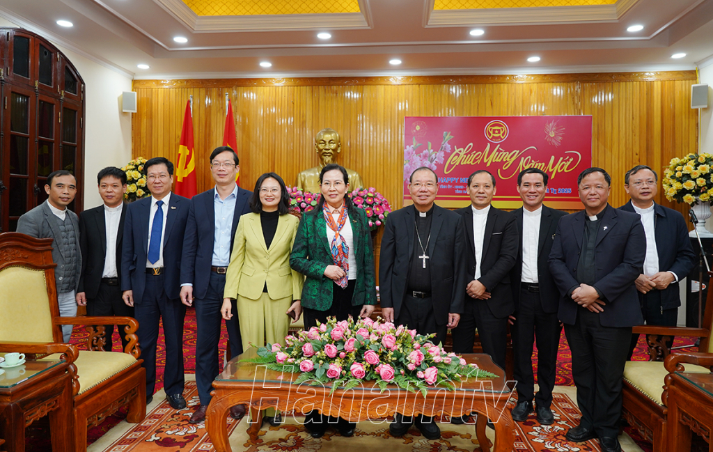Các đồng chí lãnh đạo tỉnh chụp ảnh lưu niệm với Đoàn đại biểu Tòa Tổng Giám mục 