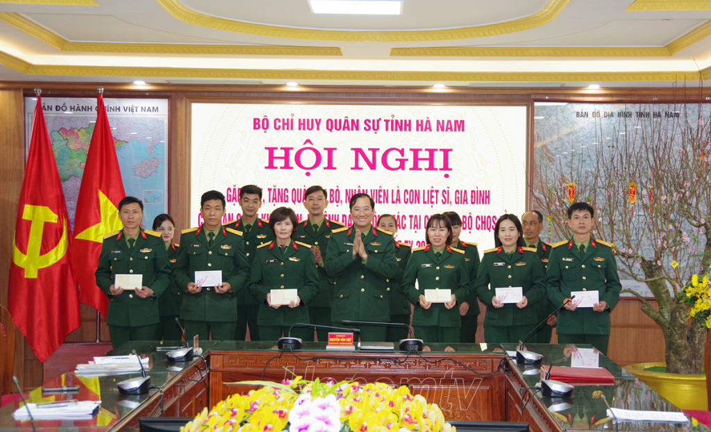 Lãnh đạo Bộ CHQS tỉnh tặng quà cho các đồng chí là con liệt sỹ.