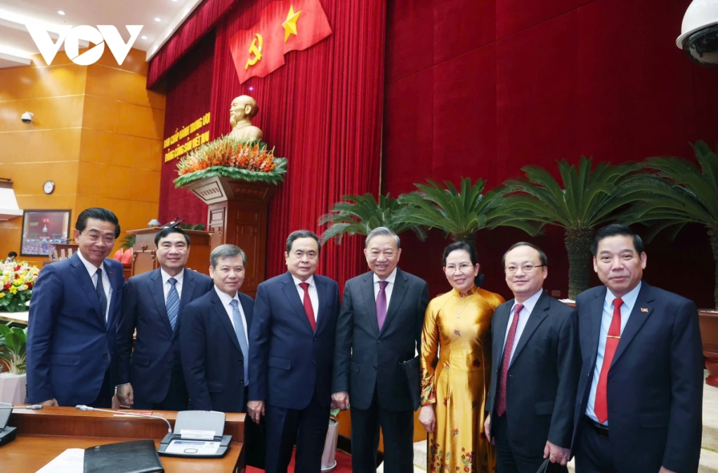 Tổng Bí thư Tô Lâm chụp ảnh lưu niệm với các đại biểu