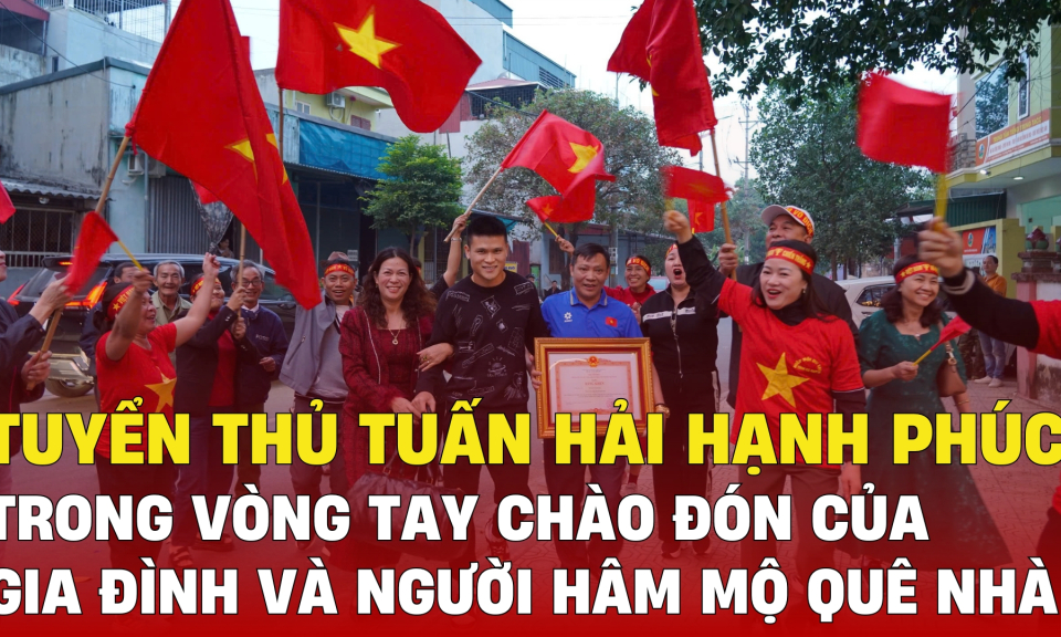 Tuyển thủ Phạm Tuấn Hải hạnh phúc trong vòng tay chào đón của gia đình và người hâm mộ quê nhà