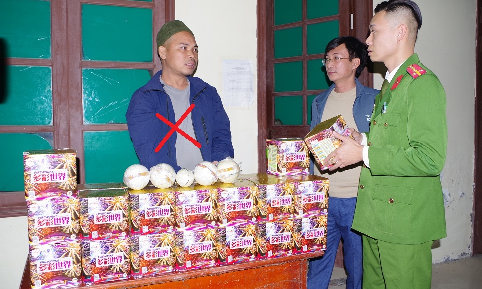 Bắt đối tượng buôn bán trái phép 46,3 kg pháo nổ