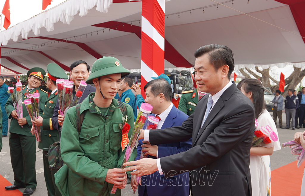 Đồng chí Trương Công Khải, Tỉnh ủy viên, Bí thư Huyện ủy Bình Lục tặng hoa, động viên các tân binh.