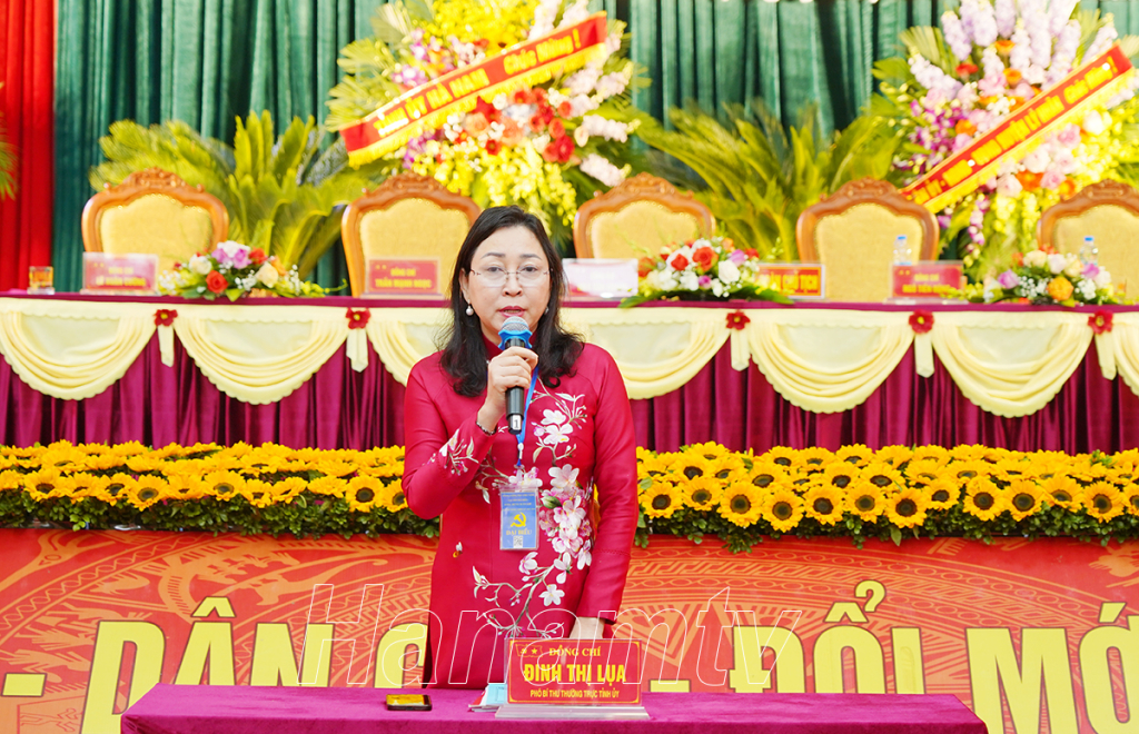 Đồng chí Đinh Thị Lụa, Phó Bí thư Thường trực Tỉnh ủy, Bí thư Đảng ủy các cơ quan Đảng tỉnh phát biểu chỉ đạo tại buổi làm việc.