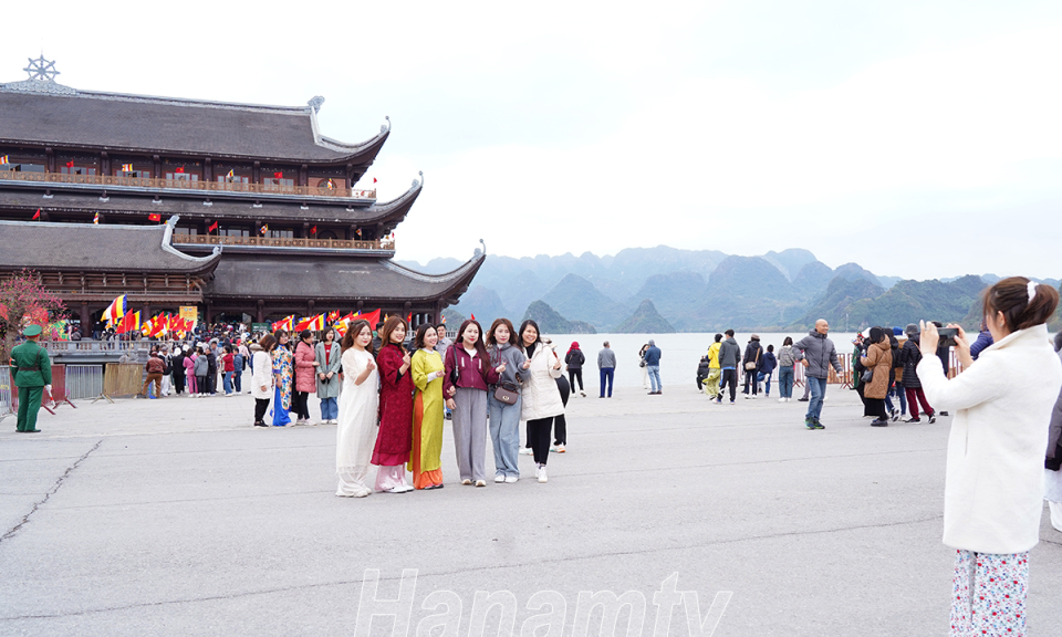 [Ảnh]: Du khách háo hức kéo về Tam Chúc trong ngày chào mừng Kim Bảng trở thành Thị xã