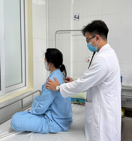 Cảnh báo: Nhiều người lớn mắc sởi biến chứng nặng - Ảnh 1.