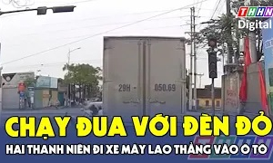 TTXH: Chạy đua với đèn đỏ, hai thanh niên đi xe máy lao thẳng vào ô tô