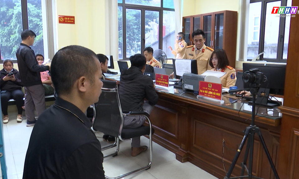 ATGT: Ghi nhận những ngày đầu lực lượng công an cấp đổi GPLX