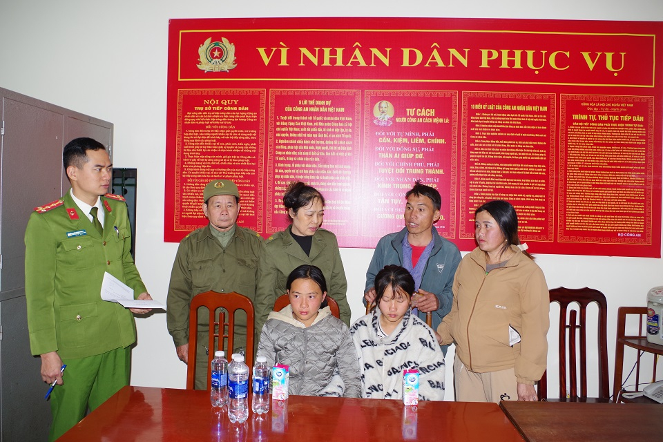 Công an phường Tân Sơn đã phối hợp với Lực lượng ANTT ở cơ sở đưa hai cháu về trụ sở Công an phường chăm sóc, đồng thời liên hệ cho gia đình đến đón hai cháu về nhà an toàn.