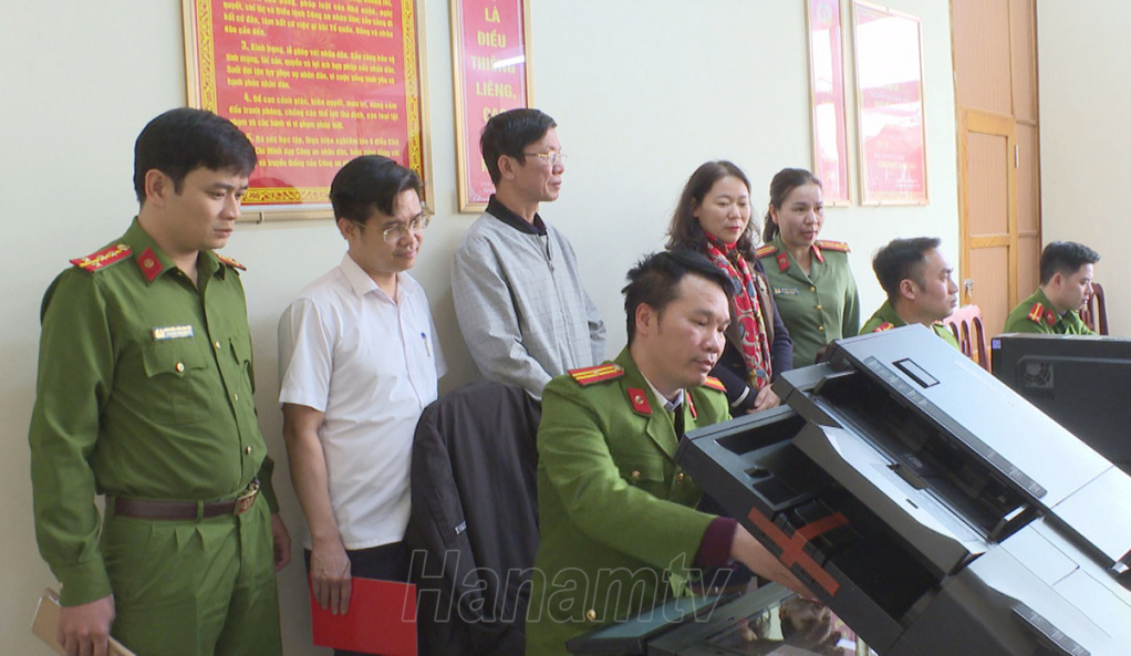 Đoàn công tác của huyện kiểm tra, động viên Tổ công tác số hóa hồ sơ đảng viên