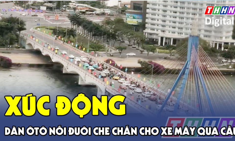 TTXH: Xúc động dàn ôtô nối đuôi che chắn gió lớn cho xe máy qua cầu