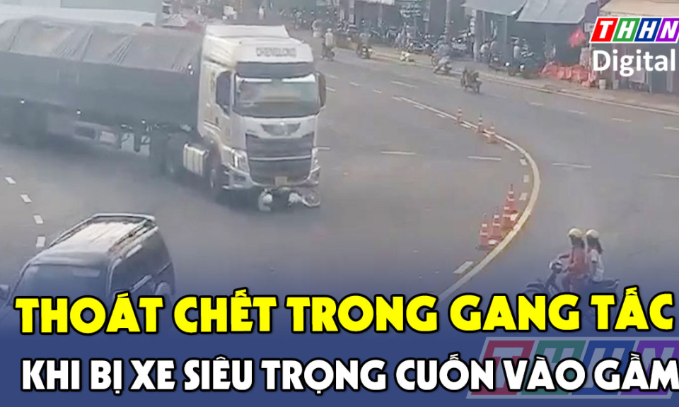 TTXH: Thoát chết trong gang tấc khi bị xe siêu trọng cuốn vào gầm