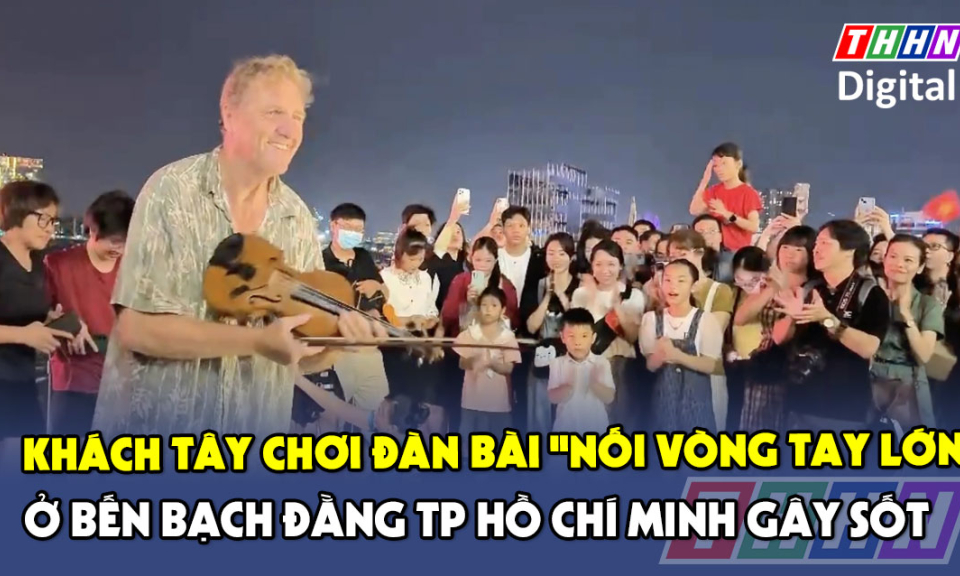 TTXH: Khách Tây chơi đàn bài "Nối vòng tay lớn" ở bến Bạch Đằng TPHCM gây sốt
