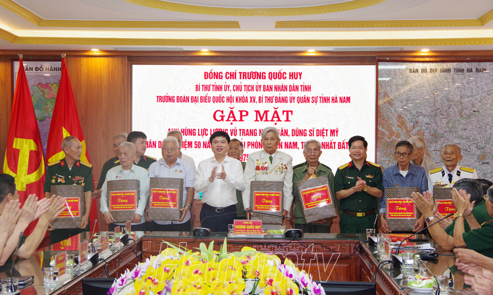 Đồng chí Bí thư Tỉnh ủy Trương Quốc Huy gặp mặt Anh hùng LLVT nhân dân, dũng sỹ diệt Mỹ