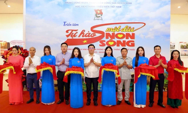 Khai mạc triển lãm "Tự hào một dải non sông"