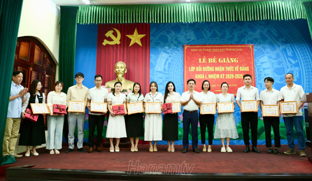 BTV Đảng uỷ UBND tỉnh khen thường các học sinh có kết quả học tập xuất sắc.