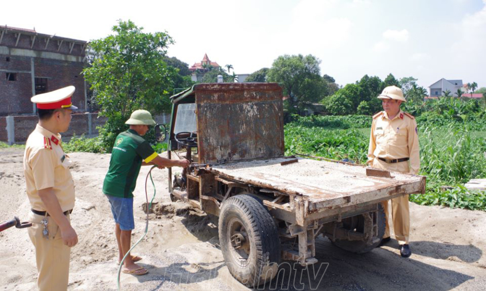 Tăng cường tuyên truyền, xử lý các loại phương tiện xe công nông, xe ba gác, xe tự chế