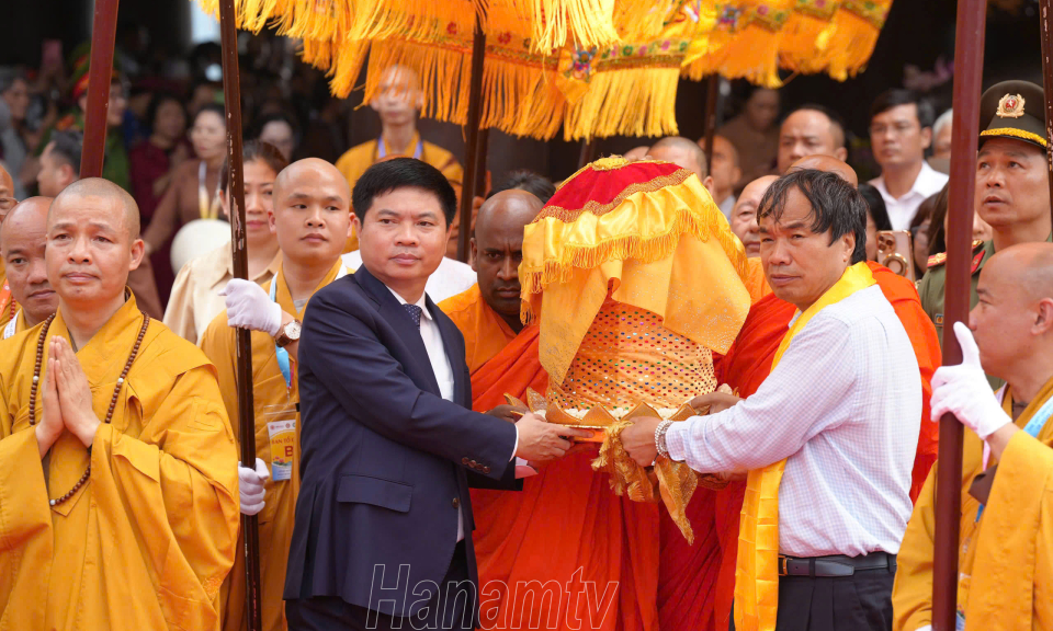Trang nghiêm lễ cung rước, tôn trí và chiêm bái xá lợi Đức Phật Thích Ca Mâu Ni tại chùa Tam Chúc