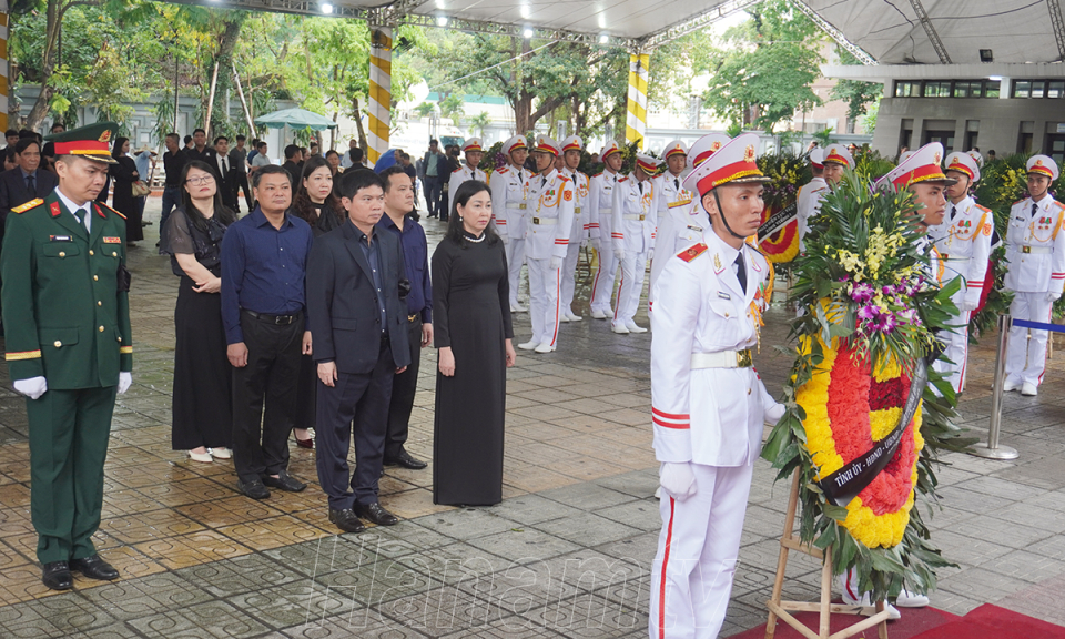 Đoàn đại biểu Đảng bộ, chính quyền và nhân dân Hà Nam viếng nguyên Chủ tịch nước Trần Đức Lương