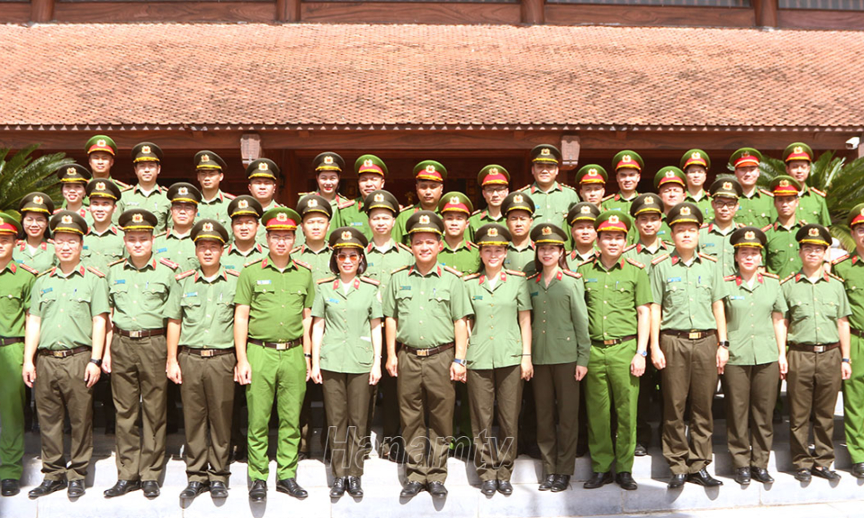 Lớp Trung cấp lý luận chính trị, Học viện An ninh nhân dân dâng hương tưởng niệm Chủ tịch Hồ Chí Minh