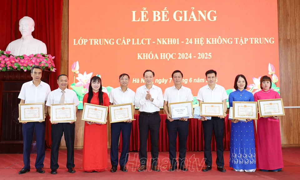Bế giảng lớp Trung cấp lý luận chính trị hệ không tập trung