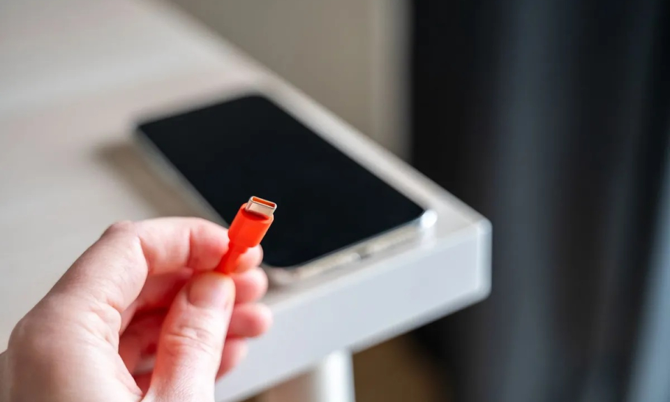 Cách xử lý nhanh khi điện thoại sạc pin chậm hoặc không vào điện
