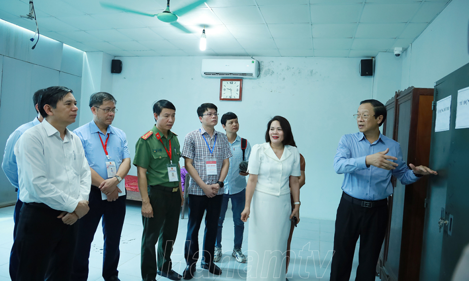 Thứ trưởng Bộ Giáo dục và Đào tạo Phạm Ngọc Thưởng làm việc tại Hà Nam