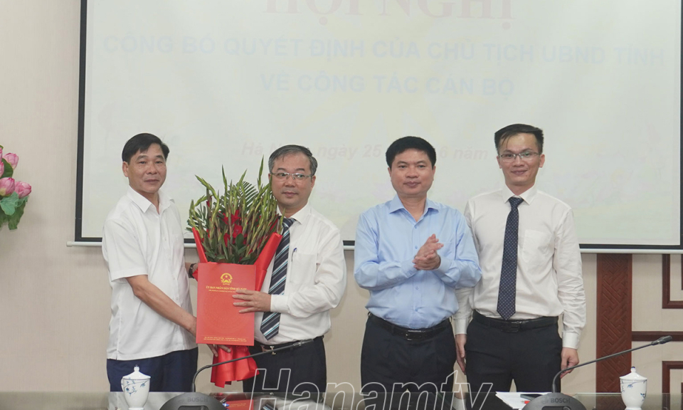 Công bố, trao Quyết định thành lập các Ban Quản lý đầu tư, phát triển đô thị và quỹ đất khu vực