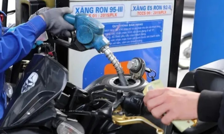 Giá xăng tăng lần thứ 5 liên tiếp
