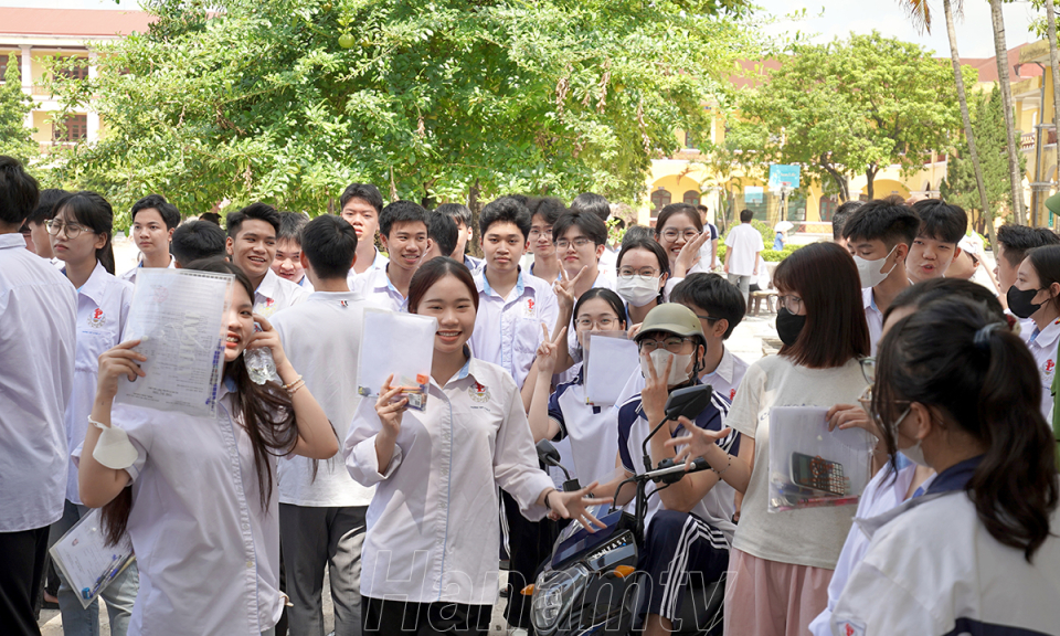 Ngày đầu tiên Kỳ thi tốt nghiệp THPT năm 2025 diễn ra nghiêm túc, an toàn