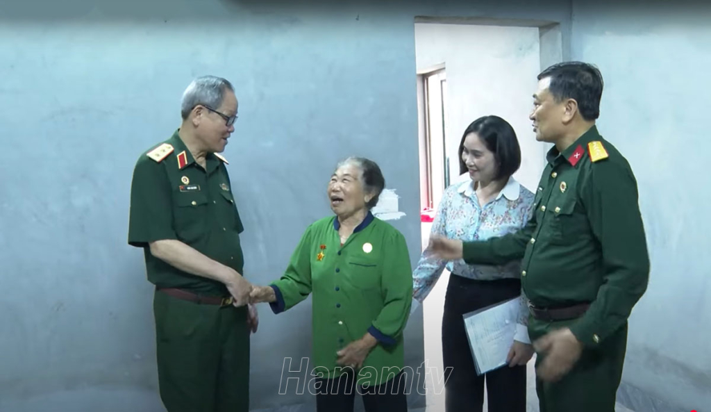 Cựu chiến binh Nguyễn Thị Xuân (phường Lam Hạ, TP Phủ Lý) vui mừng, xúc động trong ngày được bàn giao ngôi nhà mới kiên cố.